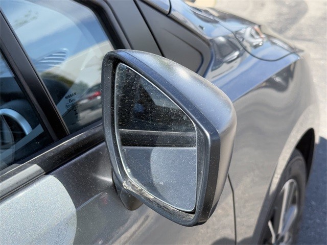 Nissan Versa Vehicle Full-screen Gallery Image 23