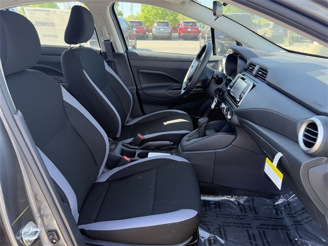 Nissan Versa Vehicle Full-screen Gallery Image 24