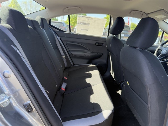 Nissan Versa Vehicle Full-screen Gallery Image 25