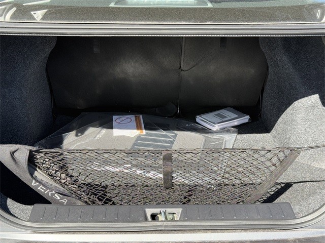 Nissan Versa Vehicle Full-screen Gallery Image 26