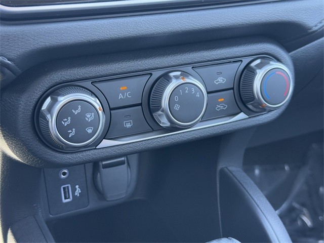 Nissan Versa Vehicle Full-screen Gallery Image 29