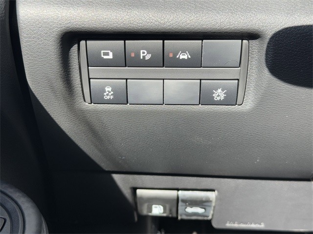 Nissan Versa Vehicle Full-screen Gallery Image 30