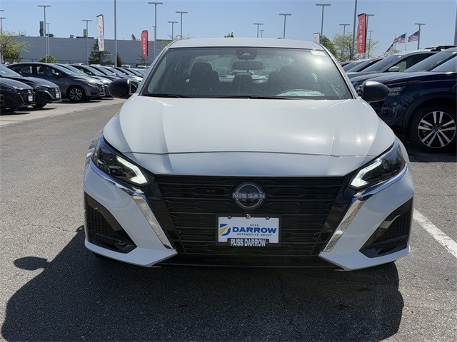 Nissan Altima Vehicle Full-screen Gallery Image 2