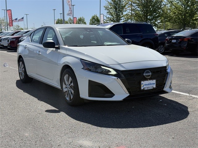 Nissan Altima Vehicle Full-screen Gallery Image 3