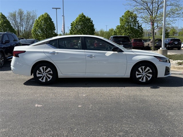 Nissan Altima Vehicle Full-screen Gallery Image 4