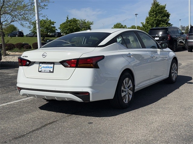 Nissan Altima Vehicle Full-screen Gallery Image 5