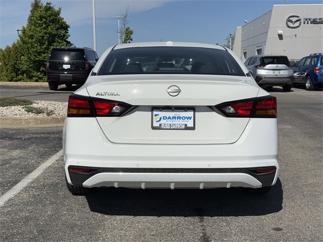 Nissan Altima Vehicle Full-screen Gallery Image 6