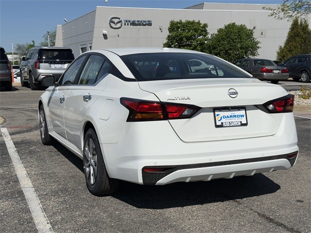 Nissan Altima Vehicle Full-screen Gallery Image 7