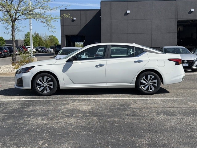 Nissan Altima Vehicle Full-screen Gallery Image 8