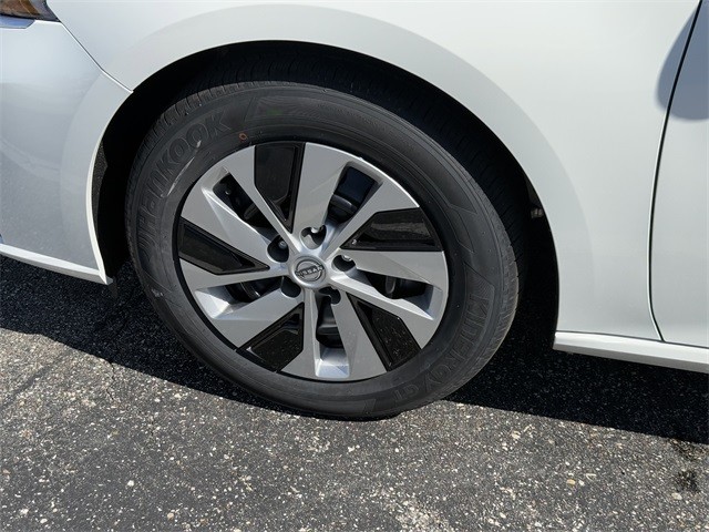 Nissan Altima Vehicle Full-screen Gallery Image 9