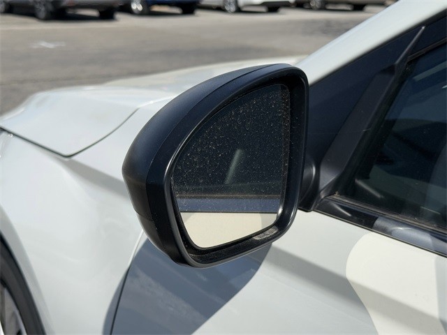 Nissan Altima Vehicle Full-screen Gallery Image 10