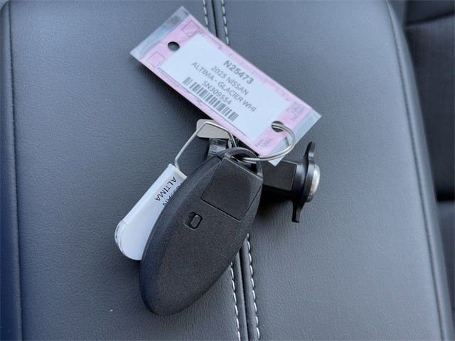 Nissan Altima Vehicle Full-screen Gallery Image 11