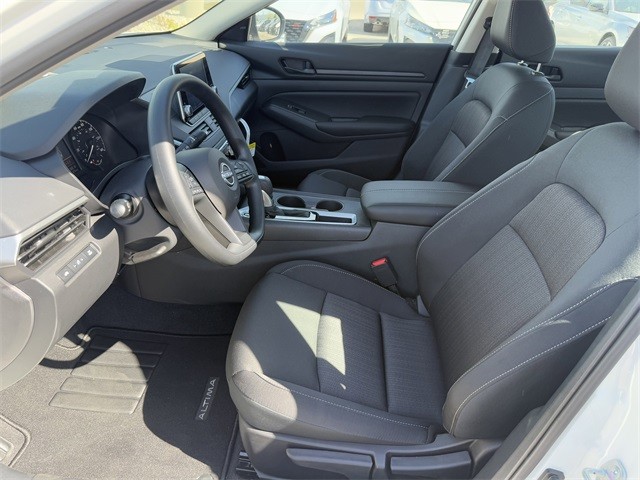 Nissan Altima Vehicle Full-screen Gallery Image 12