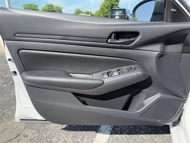 Nissan Altima Vehicle Full-screen Gallery Image 13