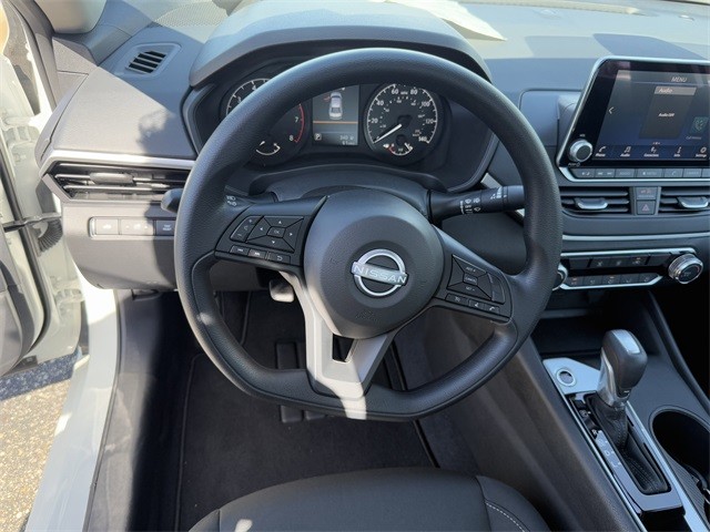 Nissan Altima Vehicle Full-screen Gallery Image 14