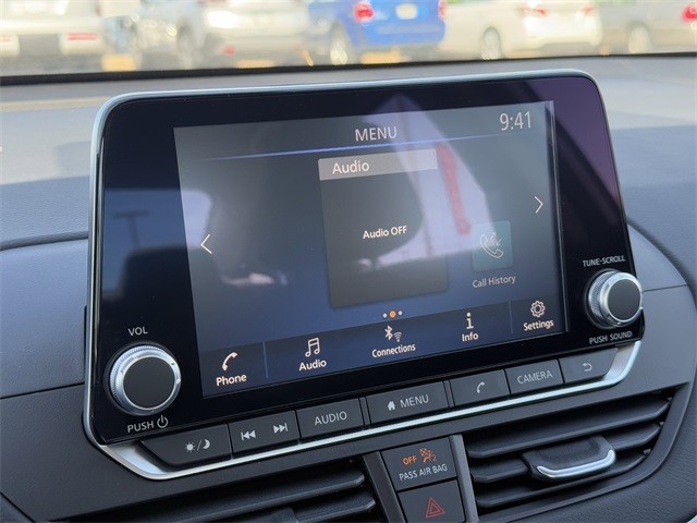 Nissan Altima Vehicle Full-screen Gallery Image 18