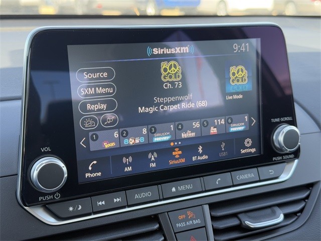 Nissan Altima Vehicle Full-screen Gallery Image 19