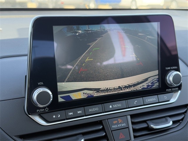 Nissan Altima Vehicle Full-screen Gallery Image 20