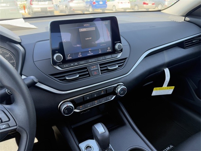 Nissan Altima Vehicle Full-screen Gallery Image 21