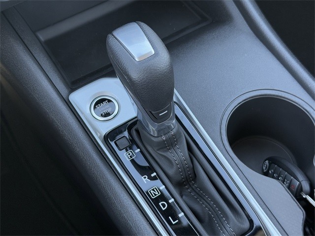 Nissan Altima Vehicle Full-screen Gallery Image 22