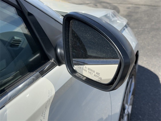 Nissan Altima Vehicle Full-screen Gallery Image 23