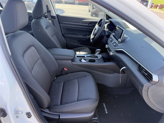 Nissan Altima Vehicle Full-screen Gallery Image 24