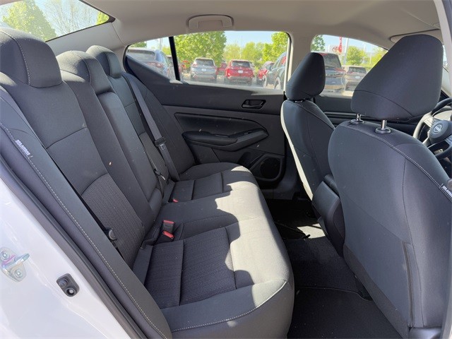 Nissan Altima Vehicle Full-screen Gallery Image 25