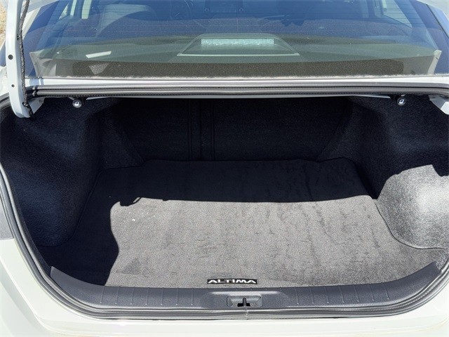 Nissan Altima Vehicle Full-screen Gallery Image 26