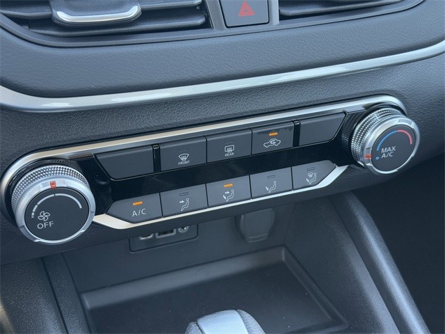 Nissan Altima Vehicle Full-screen Gallery Image 29