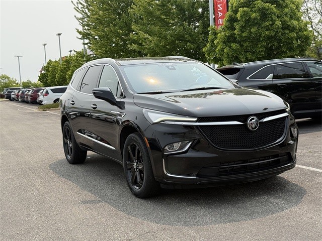 Buick Enclave Vehicle Full-screen Gallery Image 3