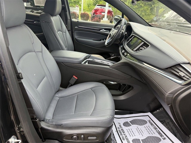 Buick Enclave Vehicle Full-screen Gallery Image 24