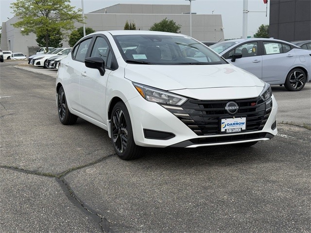 Nissan Versa Vehicle Full-screen Gallery Image 3