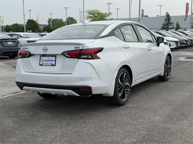 Nissan Versa Vehicle Full-screen Gallery Image 5