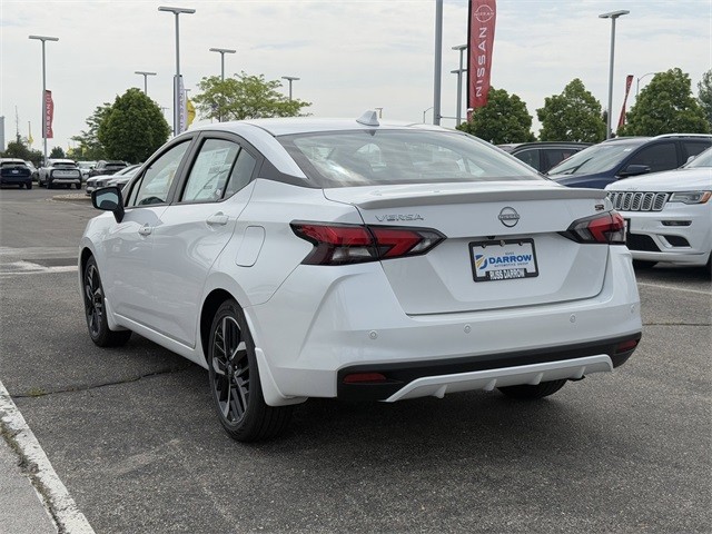 Nissan Versa Vehicle Full-screen Gallery Image 7