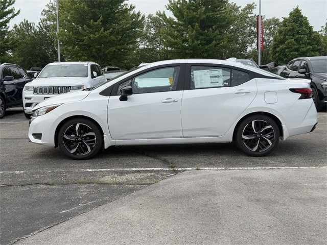 Nissan Versa Vehicle Full-screen Gallery Image 8