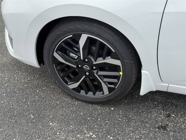 Nissan Versa Vehicle Full-screen Gallery Image 9