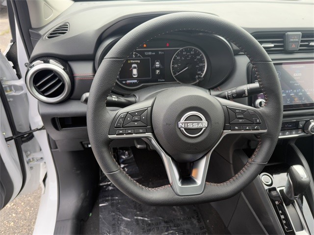 Nissan Versa Vehicle Full-screen Gallery Image 14