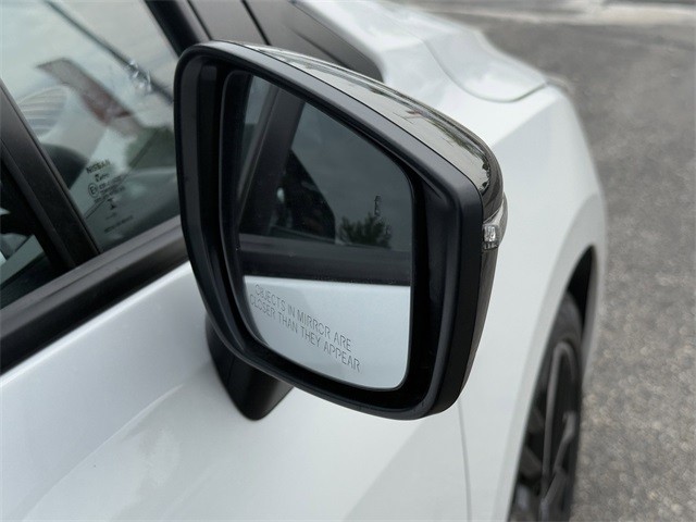 Nissan Versa Vehicle Full-screen Gallery Image 23