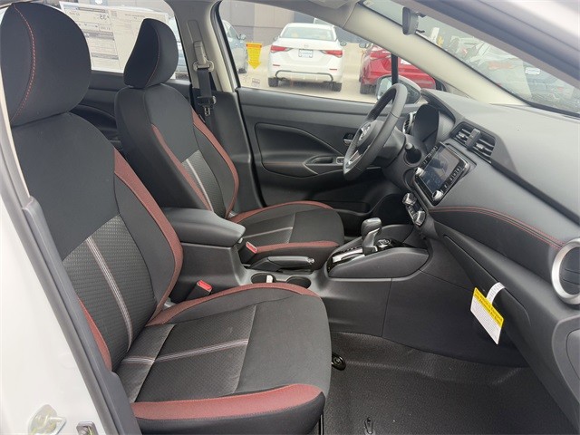 Nissan Versa Vehicle Full-screen Gallery Image 24