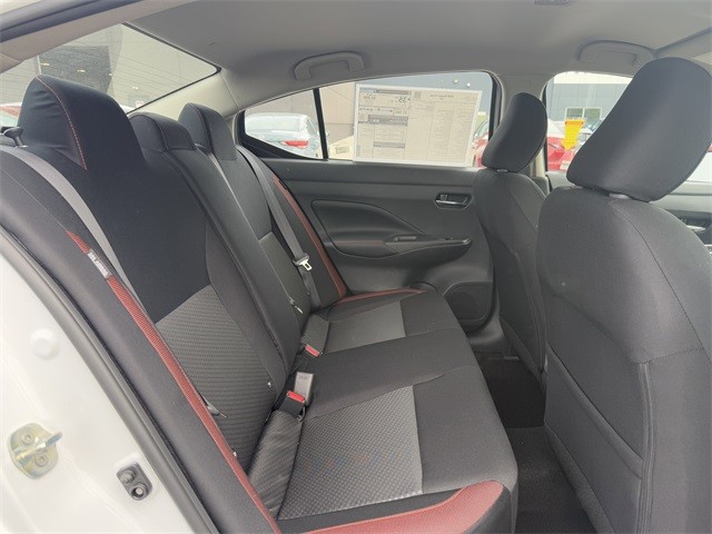 Nissan Versa Vehicle Full-screen Gallery Image 25