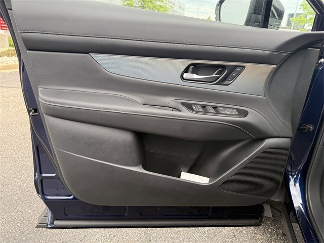 Nissan Murano Vehicle Full-screen Gallery Image 13