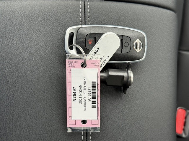 Nissan Murano Vehicle Full-screen Gallery Image 11