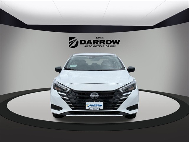 Nissan Versa Vehicle Full-screen Gallery Image 2