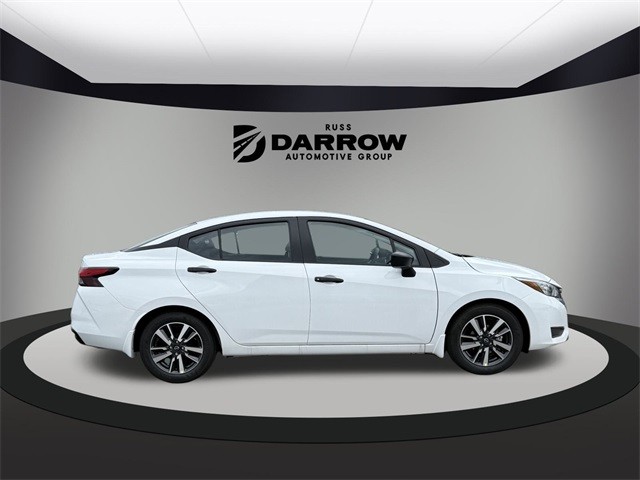 Nissan Versa Vehicle Full-screen Gallery Image 4