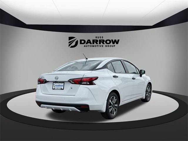 Nissan Versa Vehicle Full-screen Gallery Image 5