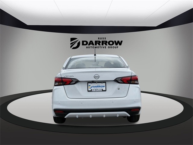 Nissan Versa Vehicle Full-screen Gallery Image 6