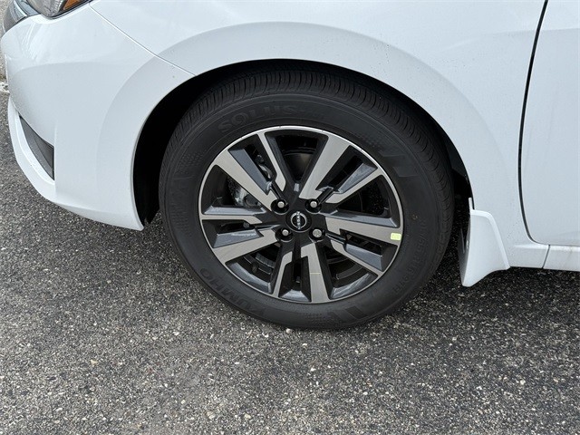 Nissan Versa Vehicle Full-screen Gallery Image 9