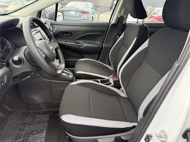 Nissan Versa Vehicle Full-screen Gallery Image 12