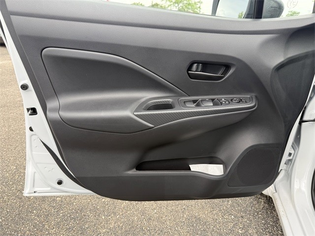 Nissan Versa Vehicle Full-screen Gallery Image 13
