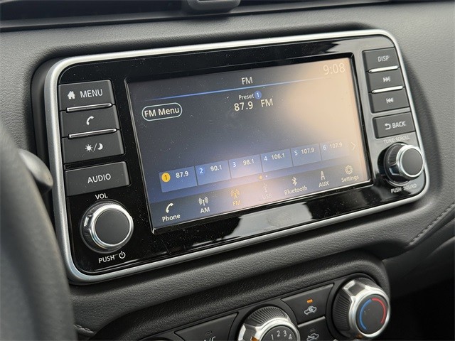 Nissan Versa Vehicle Full-screen Gallery Image 19